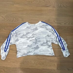 Cropped crew neck shirt, white camo with blue stripes down the arms